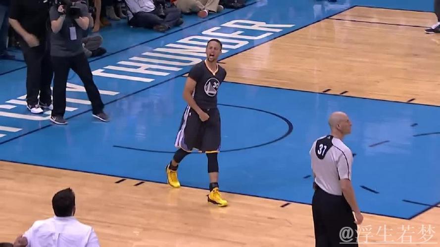 赛前库里于球员通道投中超远三分