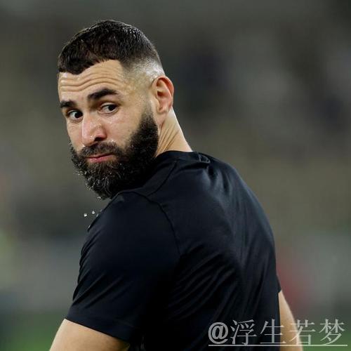 本泽马或抛弃沙特高薪合同，多队抢争自由球员